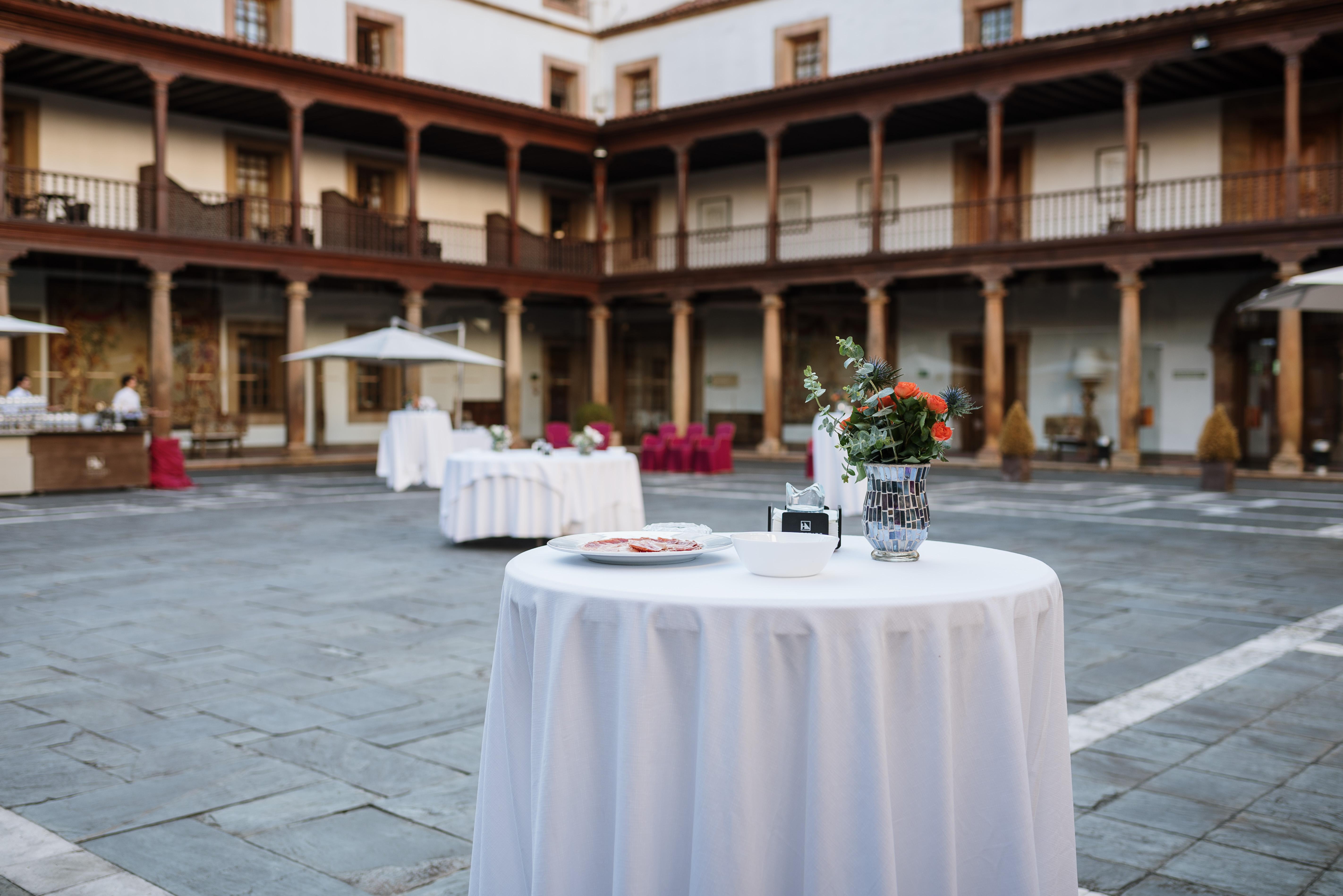 Eurostars Hotel De La Reconquista Oviedo Esterno foto The courtyard of the University of Valencia