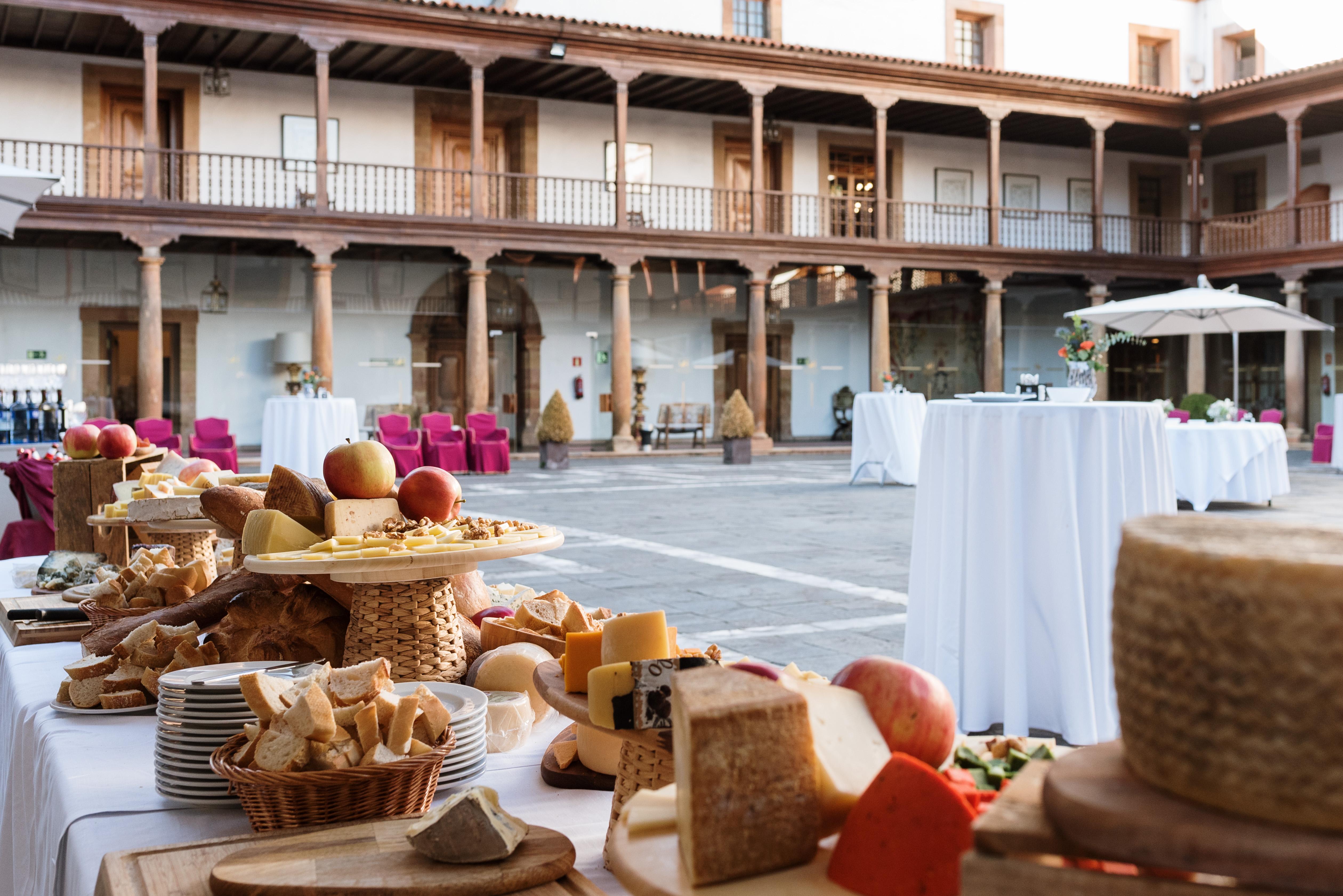 Eurostars Hotel De La Reconquista Oviedo Esterno foto Cheese tasting at the Palacio de Abrantes