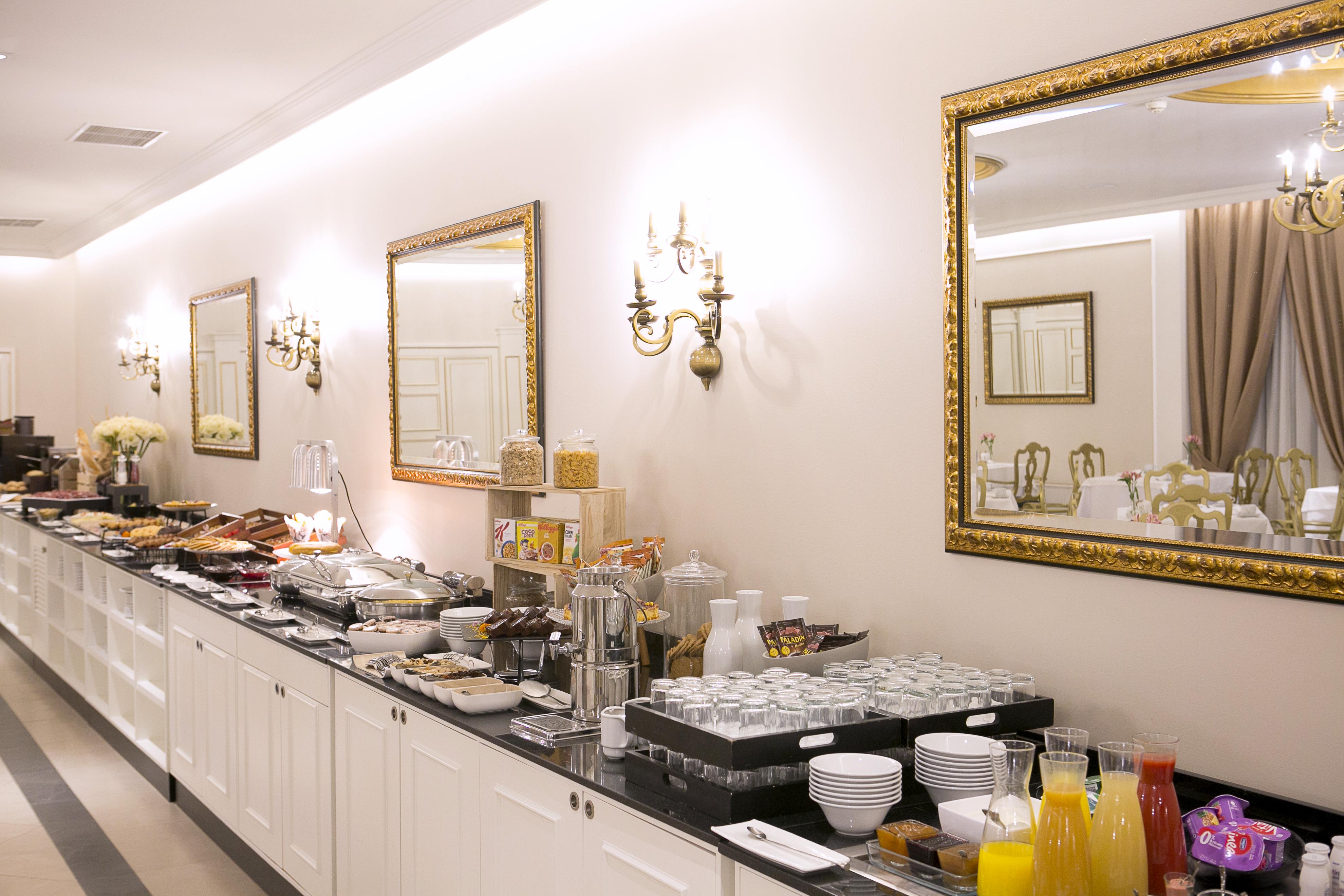 Eurostars Hotel De La Reconquista Oviedo Esterno foto A buffet at a hotel